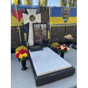 Пам'ятник для військового з козацьким хрестом